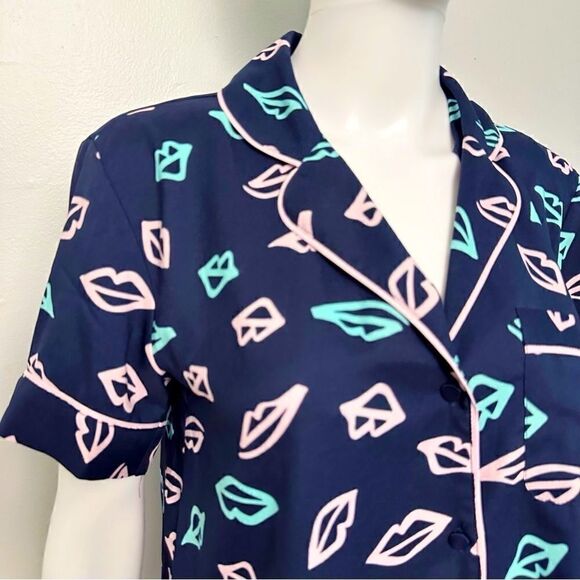 ᴇᴜᴄ ᴠꜱ ʟɪᴘꜱ ᴍᴏᴛɪꜰ ʙᴜᴛᴛᴏɴ ᴅᴏᴡɴ ꜱʟᴇᴇᴘ ꜱʜɪʀᴛ - Picture 4 of 16